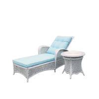Chaise longue de jardin en rotin tressé d'extérieur avec table d'appoint