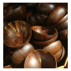 Tazón decorativo de cáscara de coco con estructura sólida y apariencia orgánica, diseñado para la distribución a granel en cocinas sostenibles. - Product Image 1