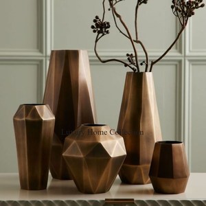 Vase à fleurs en métal de table de mariage au design unique et élégant Pots en fer couleur cuivre jardinières de différentes tailles Vases attrayants - Product Image 1