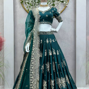 Costume choli indien ethnique vert Rama de qualité supérieure avec un travail de décolleté complexe et un dupatta à imprimé floral en organza - Product Image 1
