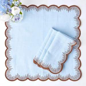 Sets de table décoratifs brodés en lin ajoutant style grâce et beauté à tout arrangement de cuisine ou de salle à manger - Product Image 3