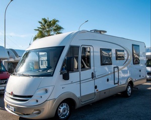 Autocaravana de Lujo 4x4 Todoterreno con 4-6 Asientos y Refrigerador - Product Image 5