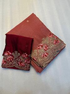 Sari en soie douce et croquante avec broderie assortie et travail de broderie contrasté sur le chemisier - Product Image 2