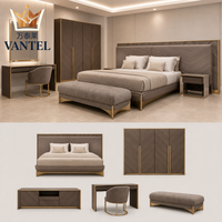 Ensemble de mobilier de chambre d'hôtel de luxe sur mesure : lit moderne, armoire, table de chevet, bureau et banc pour projets hôteliers