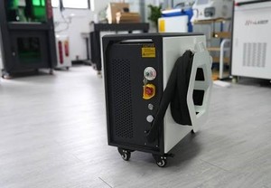 Machine de nettoyage au laser à fibre portable 100W pour surfaces métalliques avec refroidissement par eau/air/huile - Facile à utiliser sur site - Product Image 5