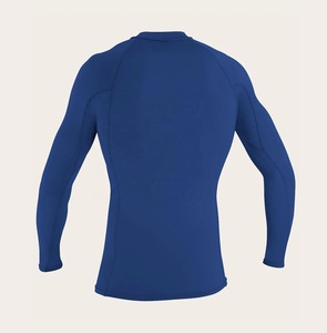 เสื้อว่ายน้ำผู้ชายแขนยาว UPF 50 + เสื้อว่ายน้ำ rashguard เสื้อป้องกันแสงแดดเสื้อโต้คลื่น