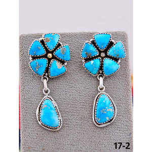 Boucles d'oreilles pendantes artisanales en turquoise blanche et argent sterling, motif floral, style Southwest - Product Image 2