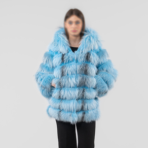 Chaqueta Transpirable de Primera Calidad con Capucha, Fabricada con Pelaje Sintético de Zorro Azul, 100% Poliéster - Product Image 1