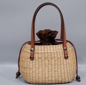 Sac fourre-tout mini en jacinthe d'eau tressée : Sac à main en paille avec poignée en cuir - Product Image 3