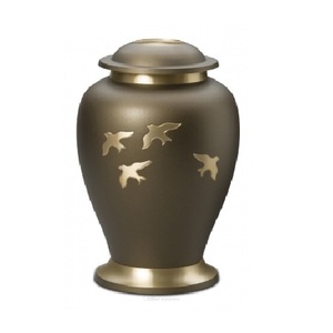 Urnes funéraires pour adultes en laiton de haute qualité avec conception de feuilles gravées couleur or et noir urnes funéraires en métal fini - Product Image 3