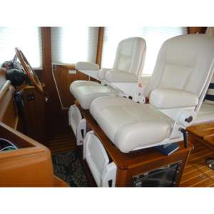 Barco deportivo fluvial de aluminio y fibra de vidrio Sabre 48 Salon Express 2018 para patrullaje, pesca y transporte, con soldadura de alta calidad. - Product Image 2