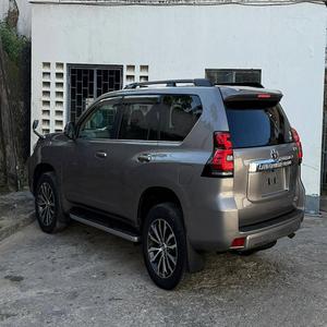 Toyota Prado 2016 Modelo 2.7L Gasolina SUV Transmisión Automática 5 Plazas Buen Estado Funcionando Disponible en Stock - Product Image 4