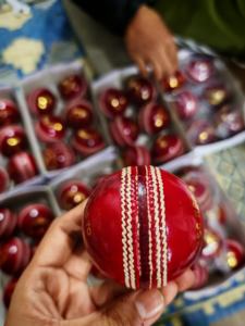 Balles de cricket en cuir véritable de haute qualité Conception personnalisée Meilleure vente - Product Image 3