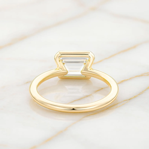 Bague de fiançailles en or massif 14 carats avec diamant de laboratoire de taille émeraude, 2,00 carats, taille est-ouest, sertie en bélière, certifiée IGI - Product Image 5