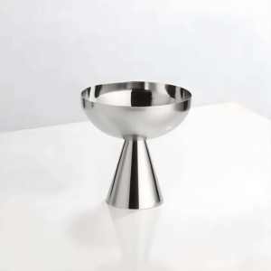 El tazón para dulces de acero inoxidable bien elaborado sirve tanto como artículo funcional como como centro de mesa decorativo. - Product Image 1