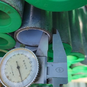 Tuyau composite acier-plastique résistant à la corrosion de 10 pouces SCH40 ASTM A53 A106 Grade B pour eaux usées de champs pétrolifères en Ouzbékistan - Product Image 1