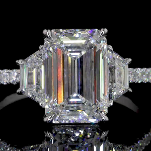 Anillo de Tres Piedras de Moissanita y Diamante Esmeralda de Plata 925 de 3.97 Quilates, Calidad Premium, Venta al por Mayor, Proveedor OEM/ODM, Exportación de Joyería Fina - Product Image 2