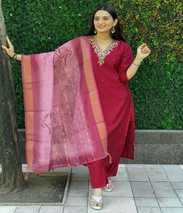 Ensemble élégant de pantalon de travail à la main en soie romaine Kurti Dupatta, tenue élégante pour les femmes, les fiançailles et les rassemblements. - Product Image 1