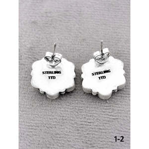 Pendientes de botón estilo suroeste con búfalo blanco y plata de ley, con patrón floral engastado en bisel - Product Image 4