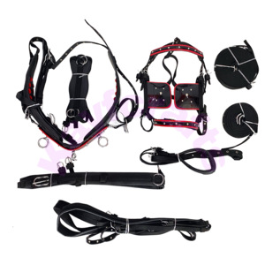 Ensemble de harnais de conduite de cheval en nylon à passepoil noir rouge breveté entièrement rembourré avec raccords en nickel pour chariots tirés par des chevaux - Product Image 1