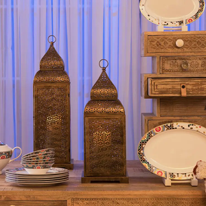 Lanterne décorative suspendue en métal avec revêtement en poudre noire Lanterne design en métal avec coupe artistique pour ambiance - Product Image 5