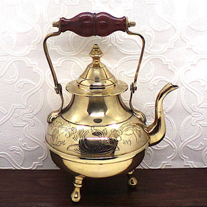 Bouilloire en laiton antique d'Inde avec une poignée à charnière en bois, théière en laiton vintage, théière indienne, bouilloire en laiton antique. - Product Image 1