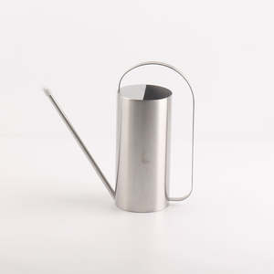 Regadera de metal resistente diseñada para un riego fiable, con cuerpo estable y agarre fácil y cómodo. - Product Image 2