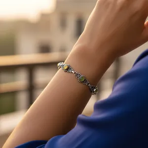 Pulsera de Plata Tibetana Vintage para Mujer con Cuentas, Cristal Verde y Diamantes de Imitación, Diseño Floral, Estilo Sencillo, Bañada en Plata - Product Image 2