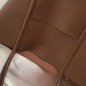 กระเป๋าถือหนังผู้หญิง Hamid International HI-WTV-001 ดีไซน์ล่าสุด ทนทาน น้ำหนักเบา สไตล์หรูหรา สายสะพายยาว ปรับแต่งได้ - Product Image 5