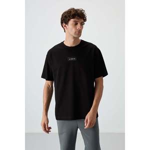 เสื้อยืดพิมพ์ลายโอเวอร์ไซส์สีดำสำหรับผู้ชาย Air Jones ผลิตจากผ้าคอตตอนผสมเนื้อหนา เหมาะสำหรับสวมใส่ลำลองสไตล์สตรีทแวร์ - Product Image 1