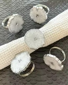 Ronds de serviette créatifs en résine faits à la main pour des idées de cadeaux uniques et des thèmes de décoration de table à manger élégants - Product Image 3