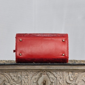 Nuevo Bolso de Viaje de Cuero Rojo de Diseño, con Asa Superior, Cierre de Cremallera, Diseño Floral en Relieve, Gran Capacidad, Resistente - Product Image 3