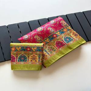 Sari en soie Softy Dola VASTRA COTTAGE avec tissage jacquard en zari pur, imprimé numérique pashmina, bordure en dori et pièce de chemisier assortie - Product Image 5