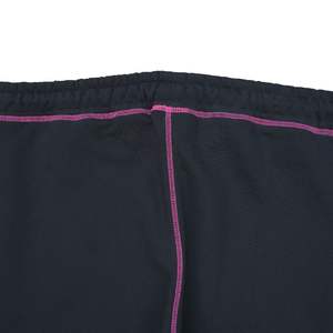 Chándal de punto de contraste con logotipo en relieve personalizado, forro polar negro con costuras rosas, Capucha forrada de satén, Sudadera con capucha y cremallera - Product Image 3