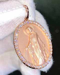 Dijes Personalizados de Oro Amarillo de 18K con Moissanita de Corte Brillante Redondo, Diseño Elegante, Colección de Joyería Hip Hop Personalizada - Product Image 5