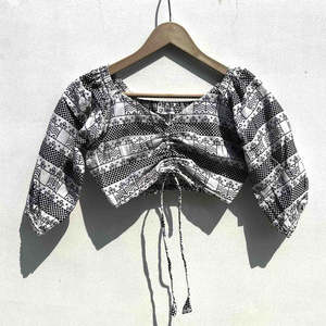 Femmes blanc noir imprimé fleuri haut court géométrie devant noeud tricoté Blouson courte longueur creux gland manches bouffantes - Product Image 1