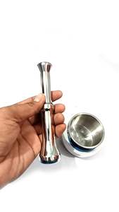 Mortier et pilon en métal d'aspect vintage avec un savoir-faire classique, mortier et pilon en métal massif et lourd pour le traitement manuel des aliments - Product Image 2