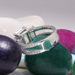 Ravissante nouvelle bague solitaire en or blanc 14kt avec émeraude de clarté VVS et diamant de laboratoire de taille ronde pour mariage ou fête - Product Image 5