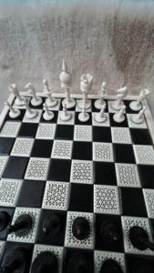 Juegos de ajedrez portátiles de madera en bruto tallados a mano de lujo hechos a medida, piezas de ajedrez artesanales de origen ético, tablero diseñado por coleccionista - Product Image 2