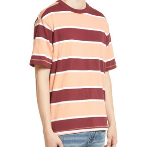 เสื้อยืดคอกลมแขนสั้นผู้ชายทรงปกติ ดีไซน์สีตัดต่อ ผ้าถักแบบลำลอง พิมพ์ลายโลโก้ - Product Image 2