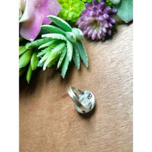 Anillo de Ópalo y Plata de Ley Hecho por Artesanos Navajo, Talla 8.25, Estilo Moderno con Baño de Oro Rosa de 18K, Engaste de Bisel, Regalo Perfecto para Él/Ella - Product Image 4