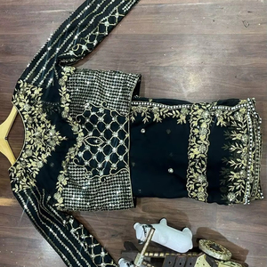 Hermosa fiesta desgaste perla bordado secuencia trabajo sari con cinturón - Product Image 1