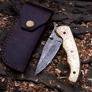 Couteau de poche pliant en acier damas fait à la main personnalisé avec manche en bois gaine en cuir utilitaire survie utilisation forge à chaud serrure intérieure - Product Image 4