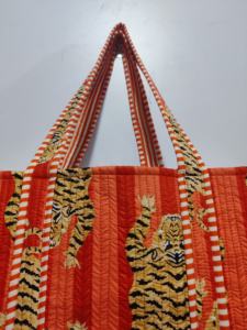 Bolso de mano acolchado hecho a mano con estampado de rayas de tigre de algodón con bolsillo interior, bolsos de mensajero bohemios PARA MUJER DE LA India - Product Image 2