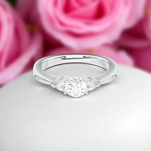 0.80 carats E-F/VSS-VS qualité Moissanite rond et poire forme diamant 3 pierres griffes ensemble bague de fiançailles fabriquée en platine pour les femmes - Product Image 2