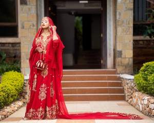 Dirac de Boda Somalí, Largo hasta el Suelo, Elegante, Cuello en V, Color Caramelo, con Bordado a Mano Exquisito y 100% Seda - Product Image 2