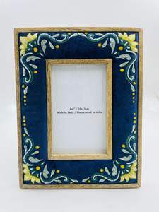 Cadre photo vertical en bois et tissu, fait main, de luxe, moderne, forme personnalisée, collection printemps, brodé et perlé, léger et durable - Product Image 3