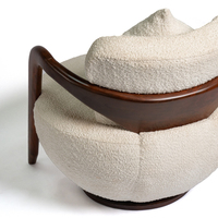 Chaise longue moderne incurvée en bouclette avec accoudoirs en teck et dossier capitonné – Design élégant et contemporain pour salon, chambre et salle à manger