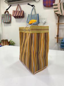 Bolso de mano portátil resistente al agua de nailon reciclado ecológico al por mayor cierre de cremallera de gran capacidad con mango de metal a rayas - Product Image 2