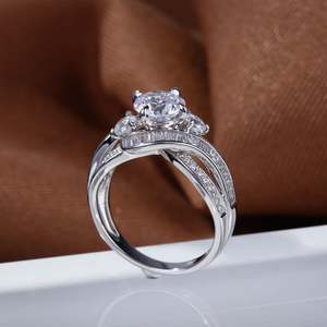 Bague Jeulia en argent sterling plaqué rhodium avec trois pierres de moissanite entrelacées - Product Image 5
